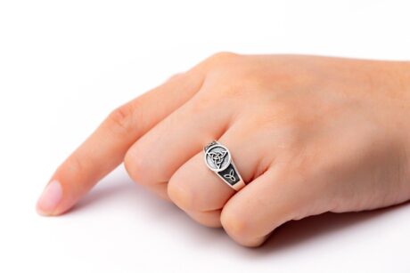 925-Sterling-Silver-Ladies-Celtic-Triquetra-Ring-Viking-Ring-4_89ec6cb8-ff19-4b30-816e-a1638bbe5088